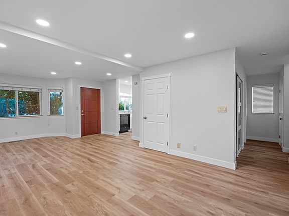 5th image of 822 Harliss Ave