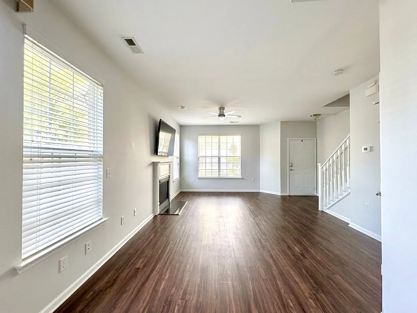 Beautifully Maintained Condo In Ridgely Manor! — Photo 2
