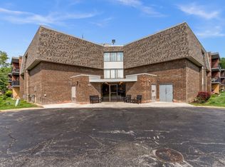 924 S Lake Ct APT 105, Westmont, IL 60559