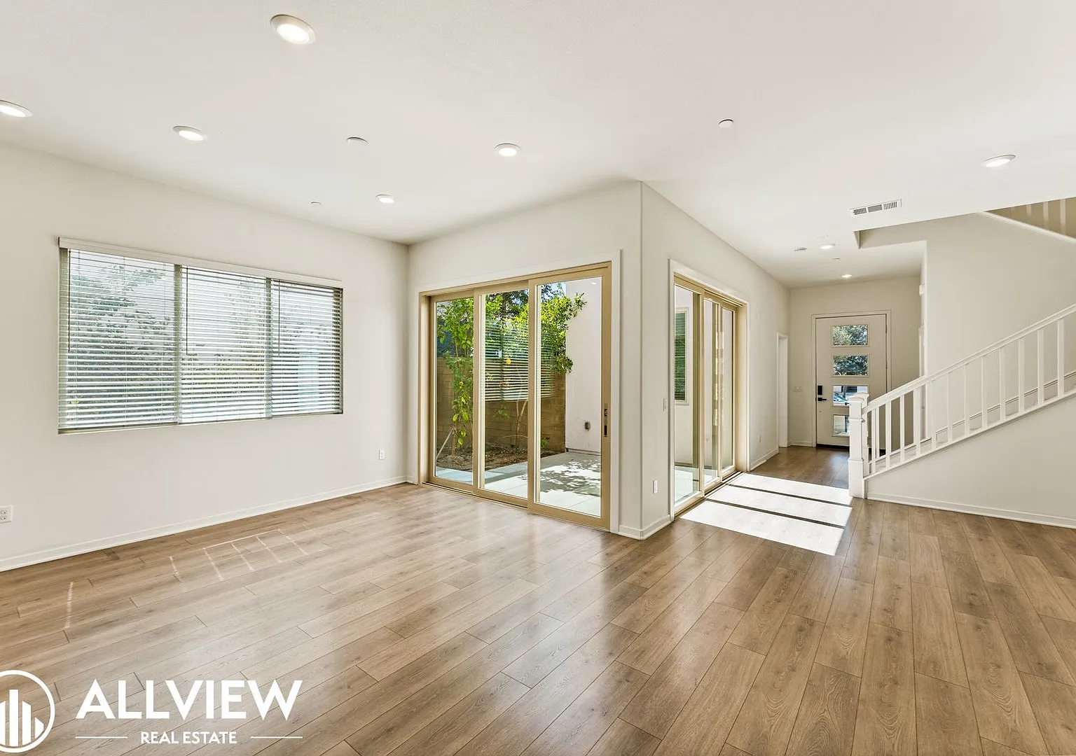Gorgeous 3-Bedroom in Irvine's Parasol Park — Photo 3