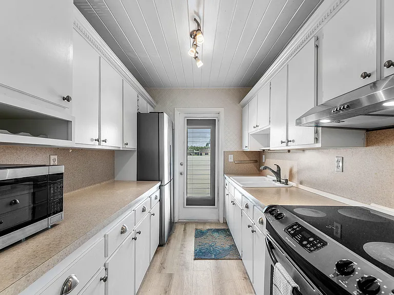 4111 NE 21st Way #204 — Photo 9