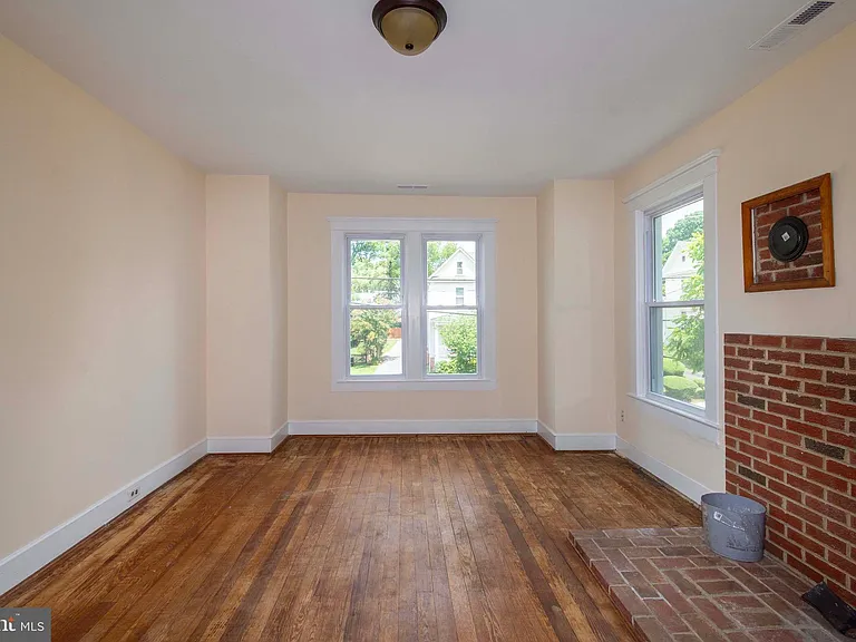 222 W Main St — Photo 44