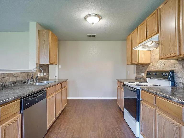 1108 Cottonwood Dr — Photo 5