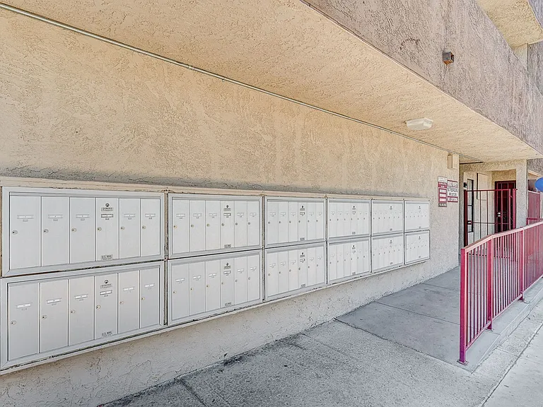 Stewart Arms - Apartments For Rent Las Vegas - Newly Renovated