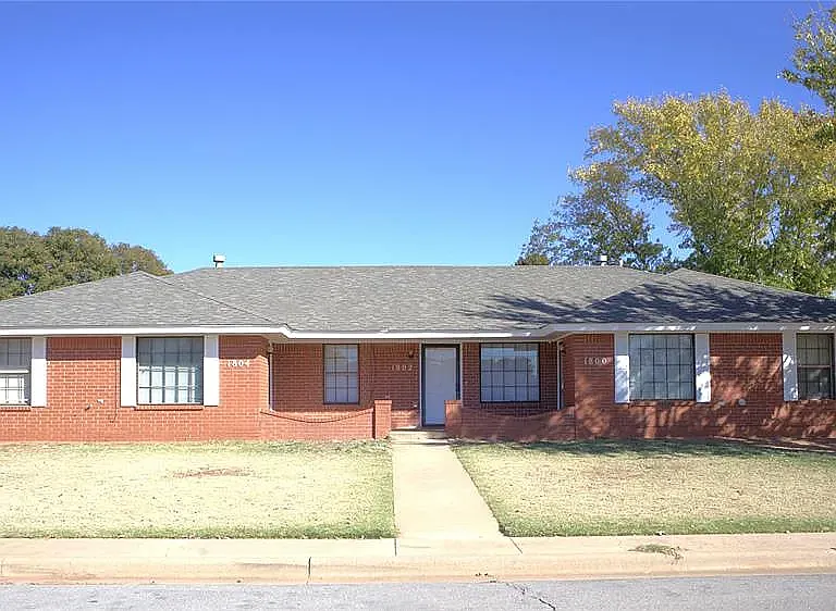 1800 Suzanne Dr — Photo 2