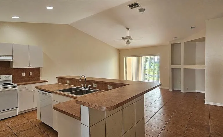 3007 SW Santa Barbara Pl — Photo 5