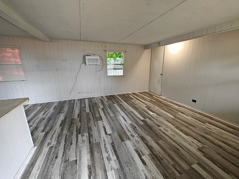 411 E Locust St — Photo 3