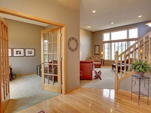 Open 2 story foyer