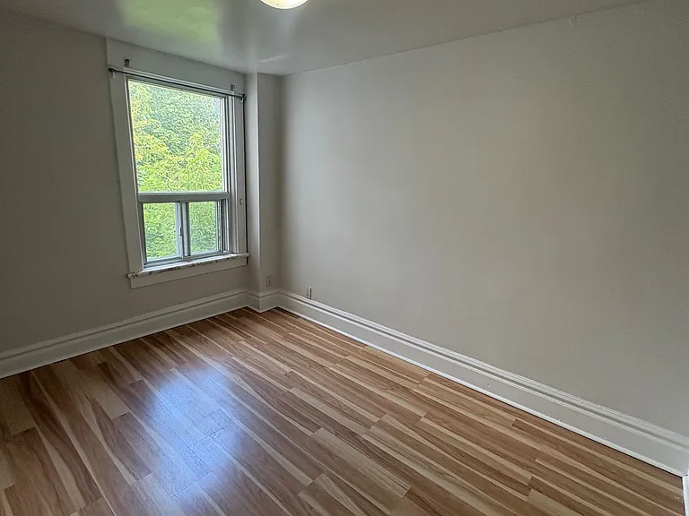 218 Keele St — Photo 3