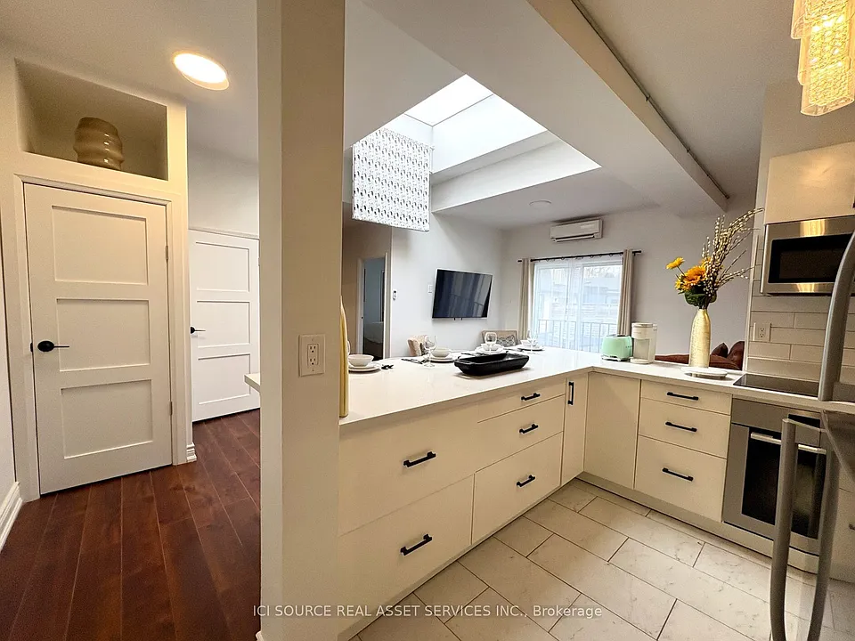 754 Queen St E #4