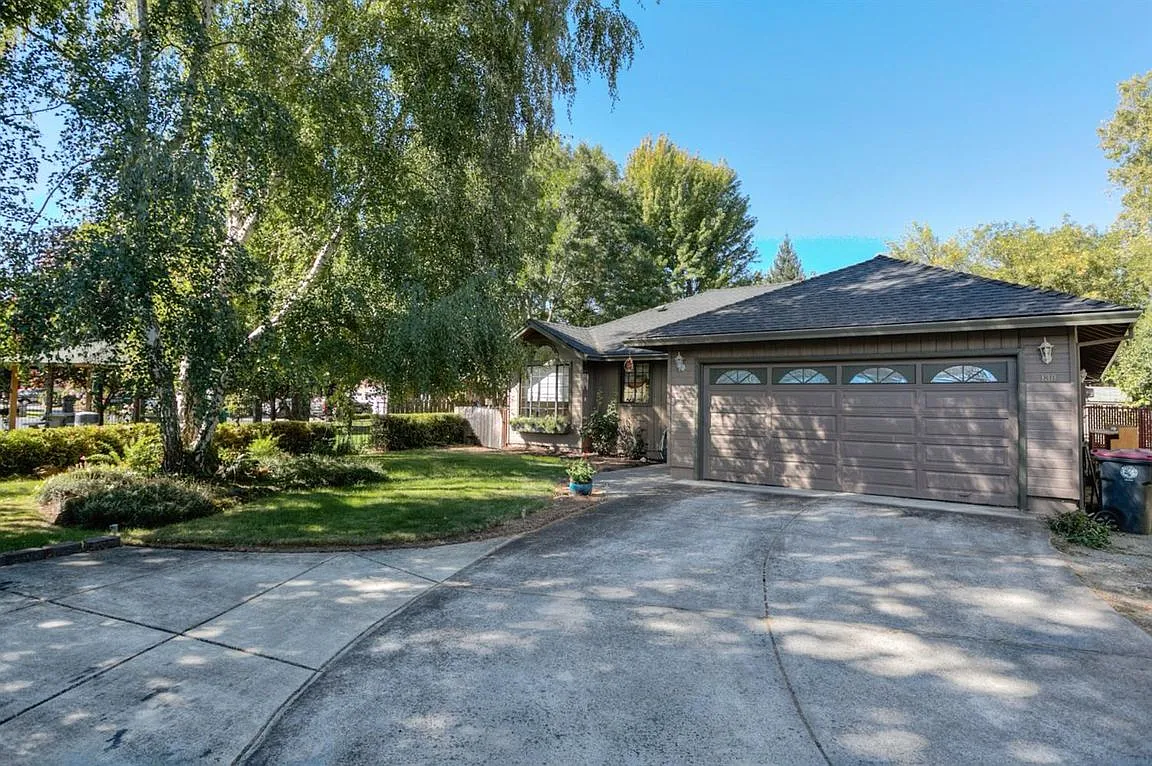 130 Brandon St photo 1