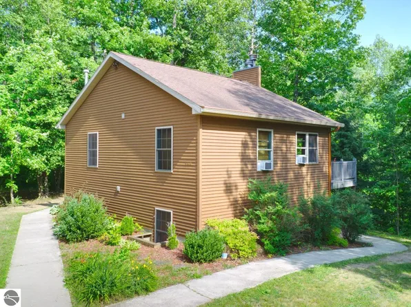 5569 W Twelve Mile Rd, Mesick, MI 49668