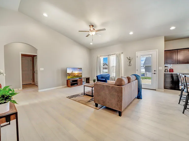 1142 White Birch Ave — Photo 4