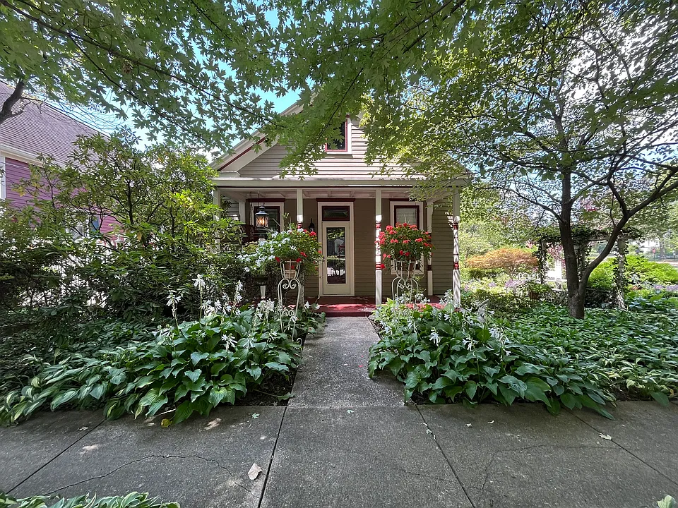 707 Belleville St