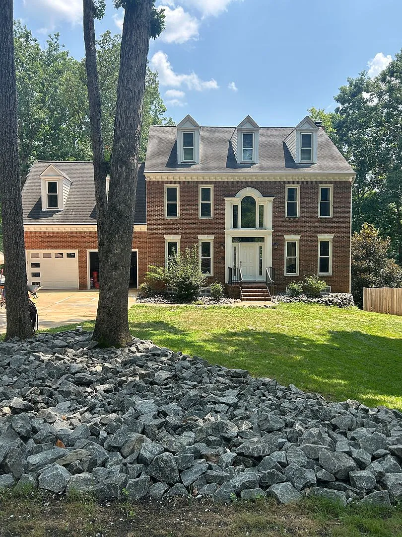 Stunning 6-Bedroom Home with Pool Available Now — Photo 1