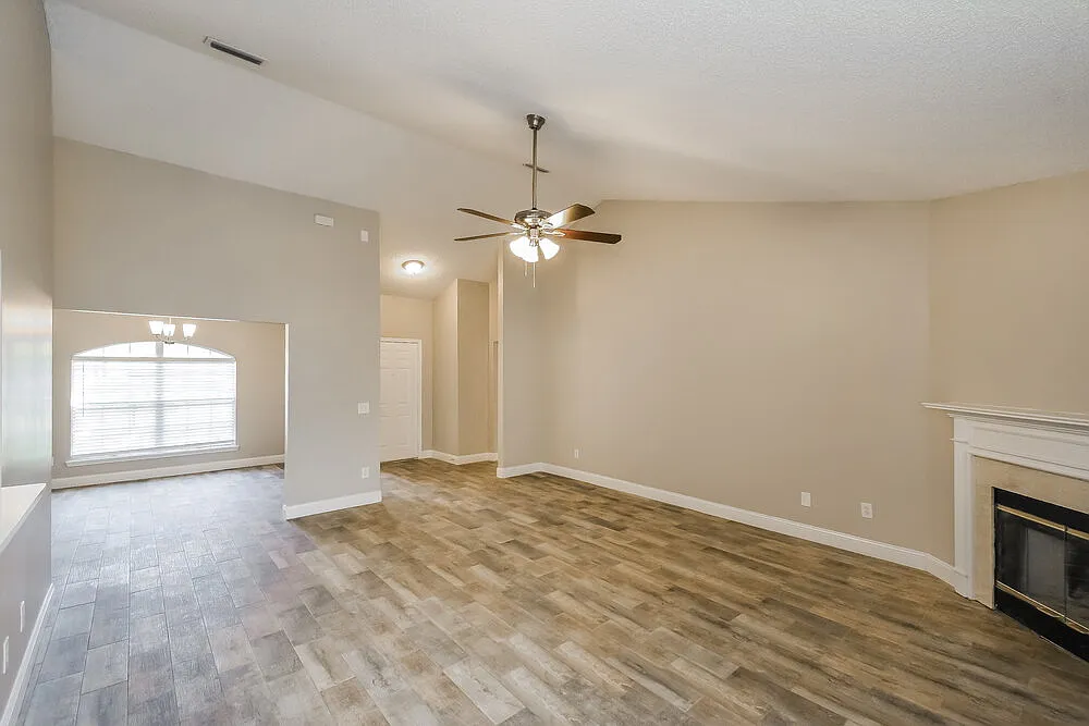 4 bed, 2.0 bath, 1827 sqft, $2,440 — Photo 3