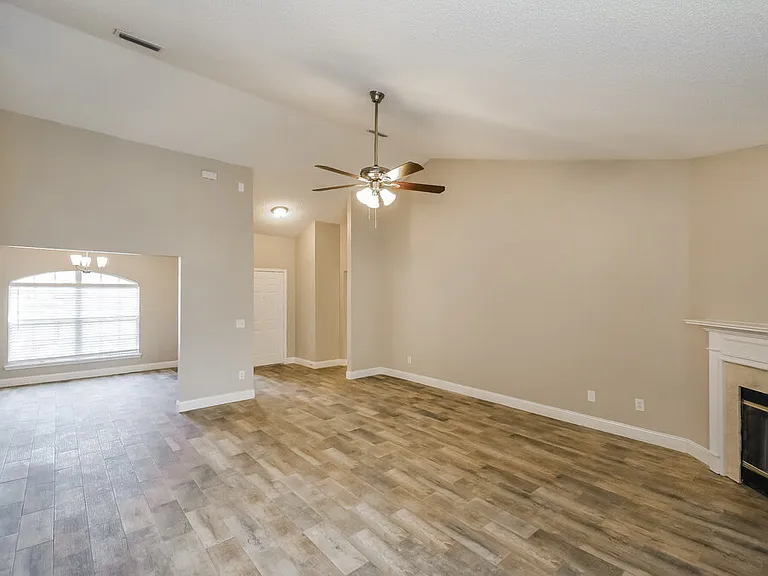 1068 Ardmore St — Photo 3