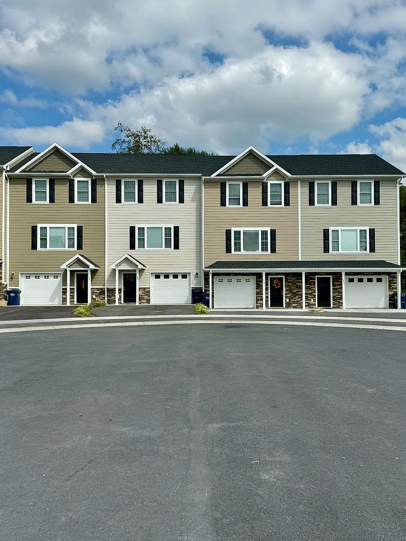 Like New Townhouse for Rent — Photo 1
