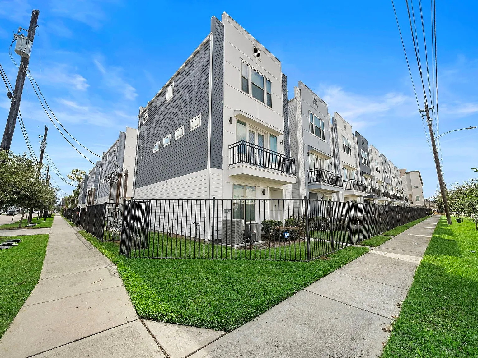 3 bed, 3.5 bath, 1901 sqft, $2,850 — Photo 3