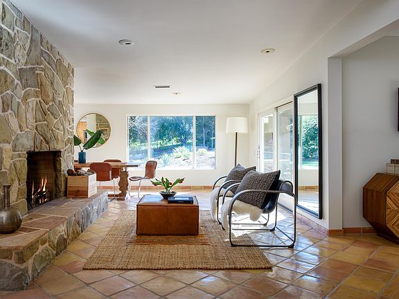 4th image of 608 Country Club Dr