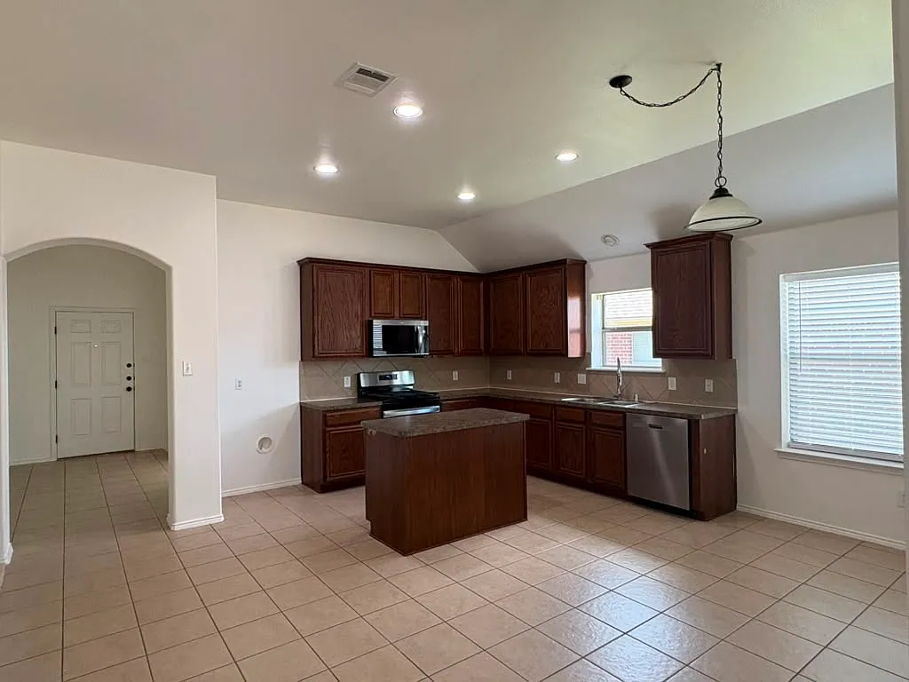 3 bed, 1800 sqft, $2,200 — Photo 2