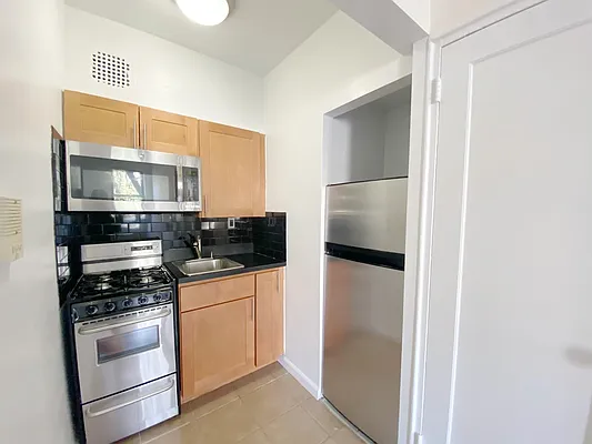 Rented by City Connections Realty | media 9