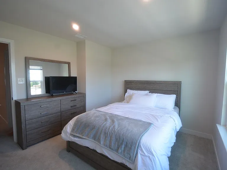 323 E Cochran St — Photo 18