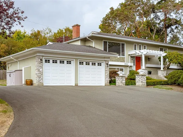 3884 Finnerty Rd, Saanich, BC V8N 4A2