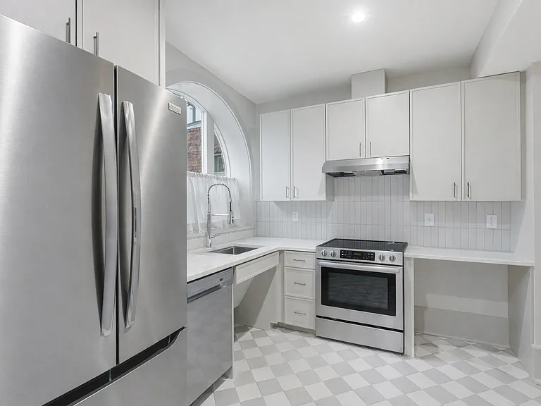 124 E McDonough St — Photo 34