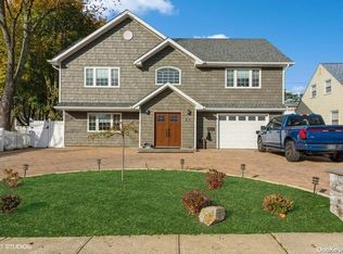 7 Rolling Ln, Levittown, NY 11756
