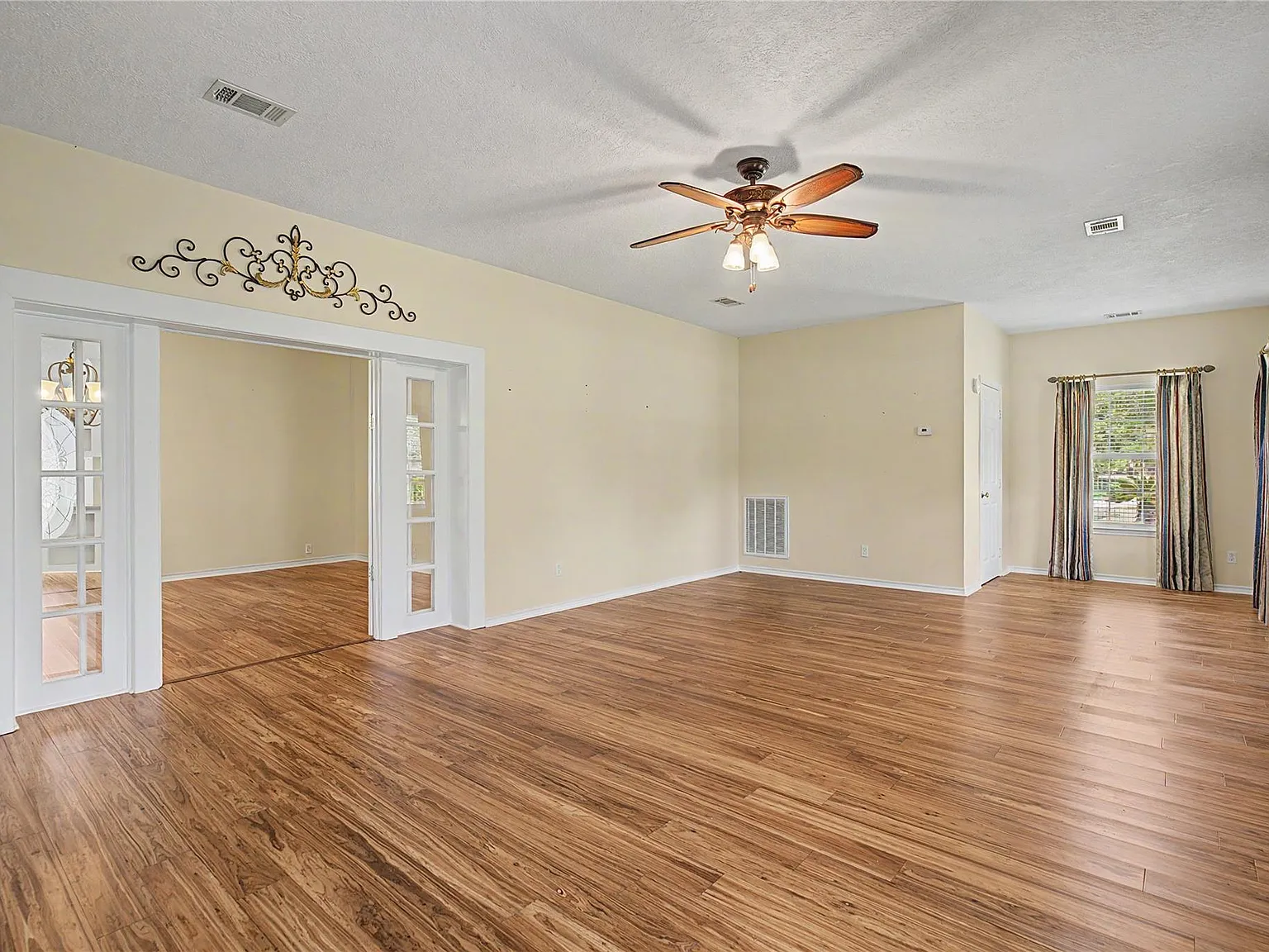 4 bed, 2.0 bath, 2449 sqft, $2,800 — Photo 3