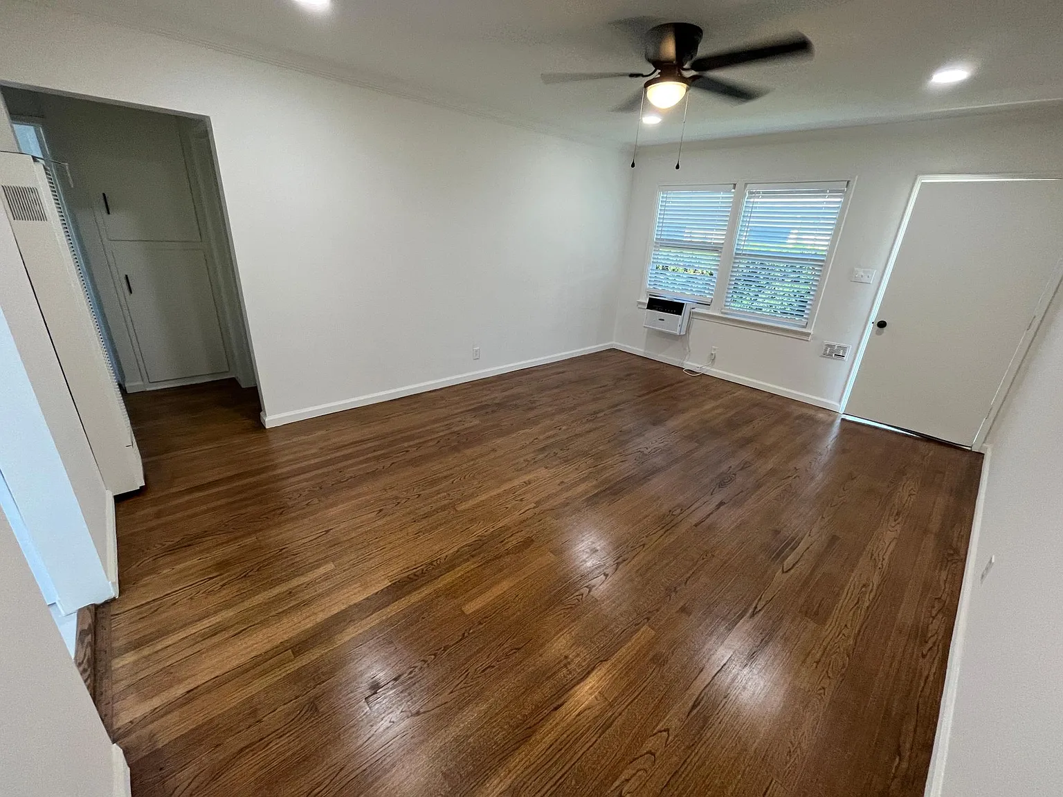 323 E Valencia Ave — Photo 3