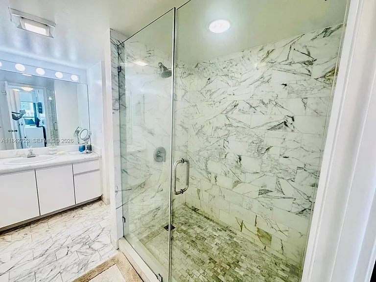 2555 Collins Ave #Penthouse 214 — Photo 7