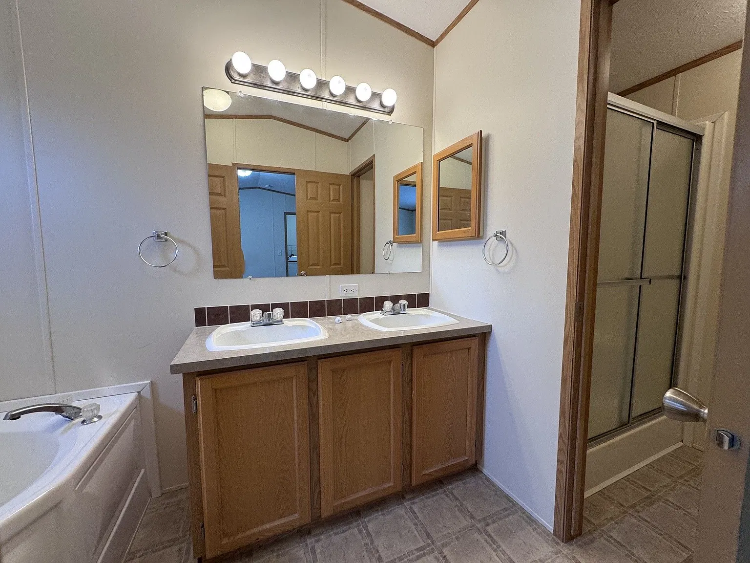 3 bed, 1216 sqft, $999 — Photo 4