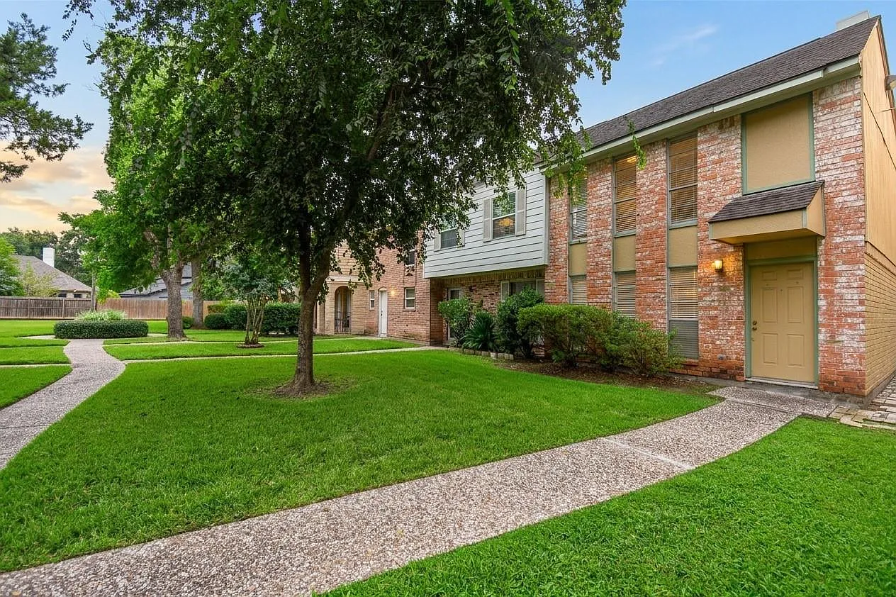2 bed, 1.5 bath, 1121 sqft, $1,500 — Photo 1