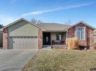 6901 Lacroix Dr, Lincoln, NE 68526