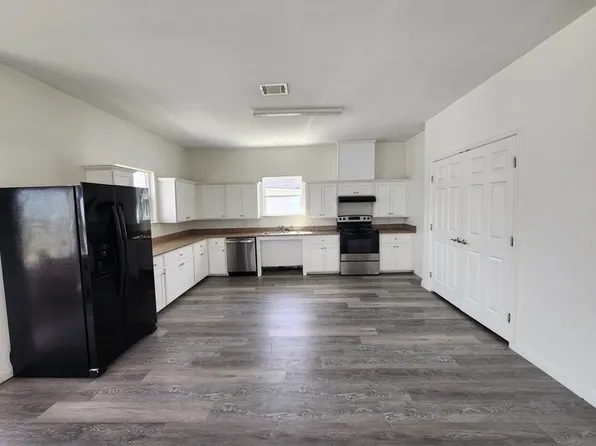 6218 Red Oak Dr, Hitchcock, TX 77563