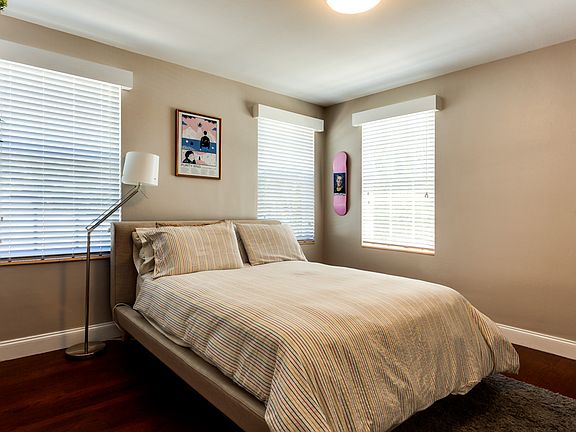 5th image of 300 12th Ave NE APT 4