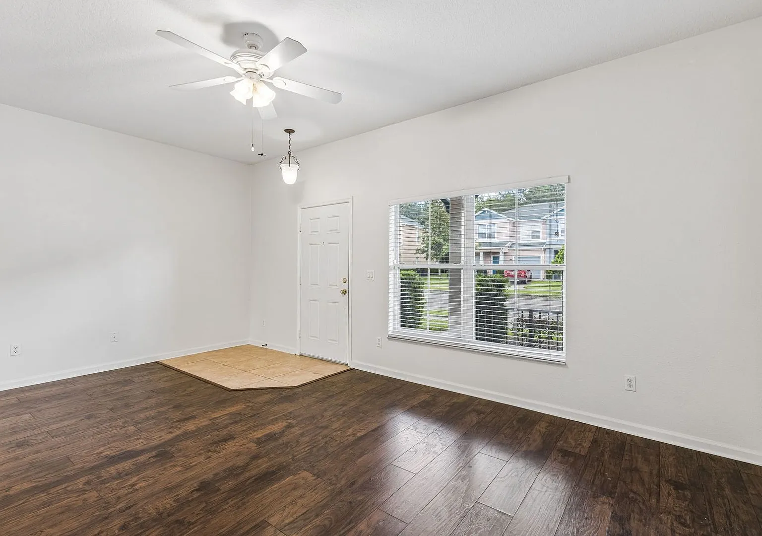 Charming Avalon Park 3/2.5 Townhome with 2-Car Garage! — Photo 3