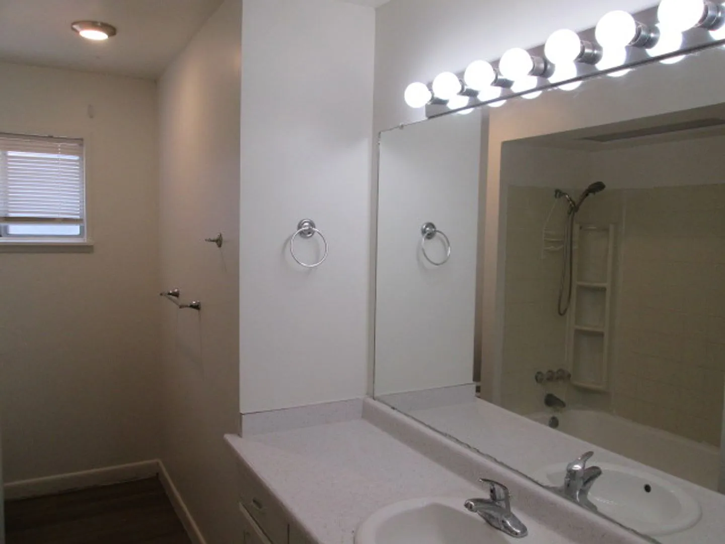 Desireable NE Heights — Photo 2