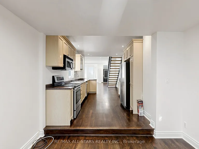 68 Macpherson Ave — Photo 11
