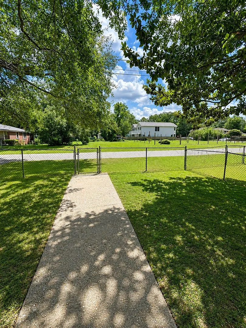 3 bed, 1.0 bath, 902 sqft, $2,225 — Photo 3