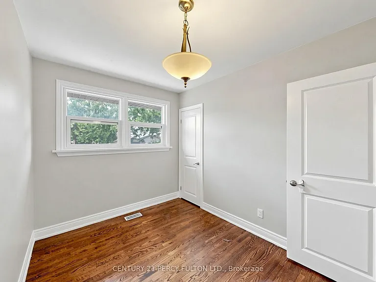 25 Kenwood Cres — Photo 23