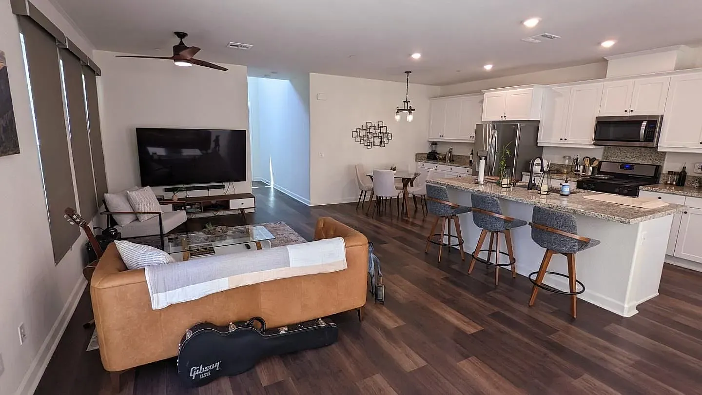 3 bed, 2.5 bath, 2148 sqft, $3,700 — Photo 3