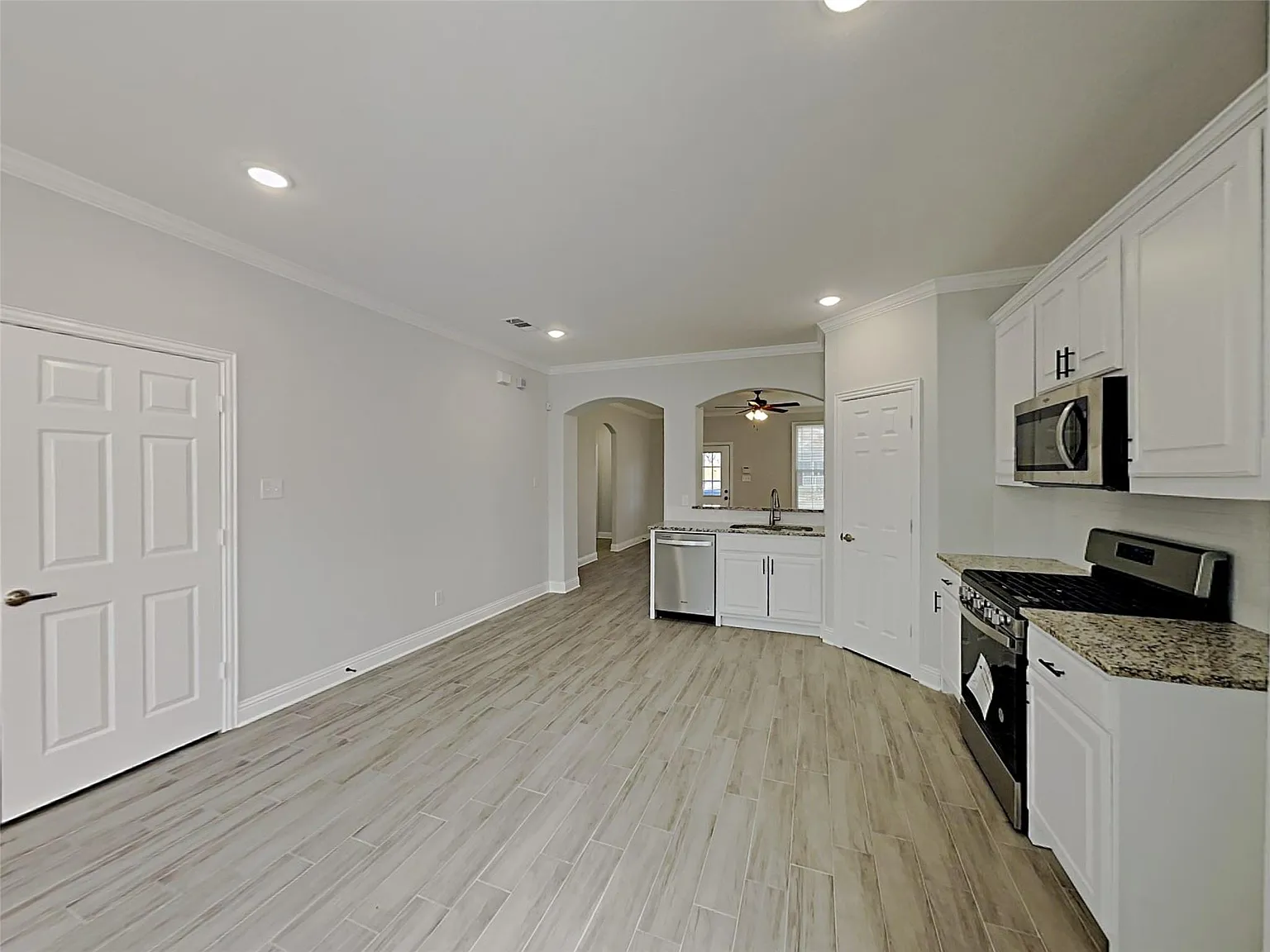 3 bed, 1401 sqft, $2,200 — Photo 4