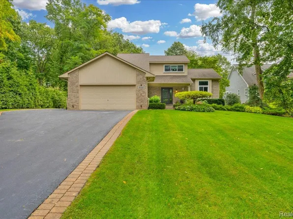 5050 Whitlow Ct, Commerce Township, MI 48382