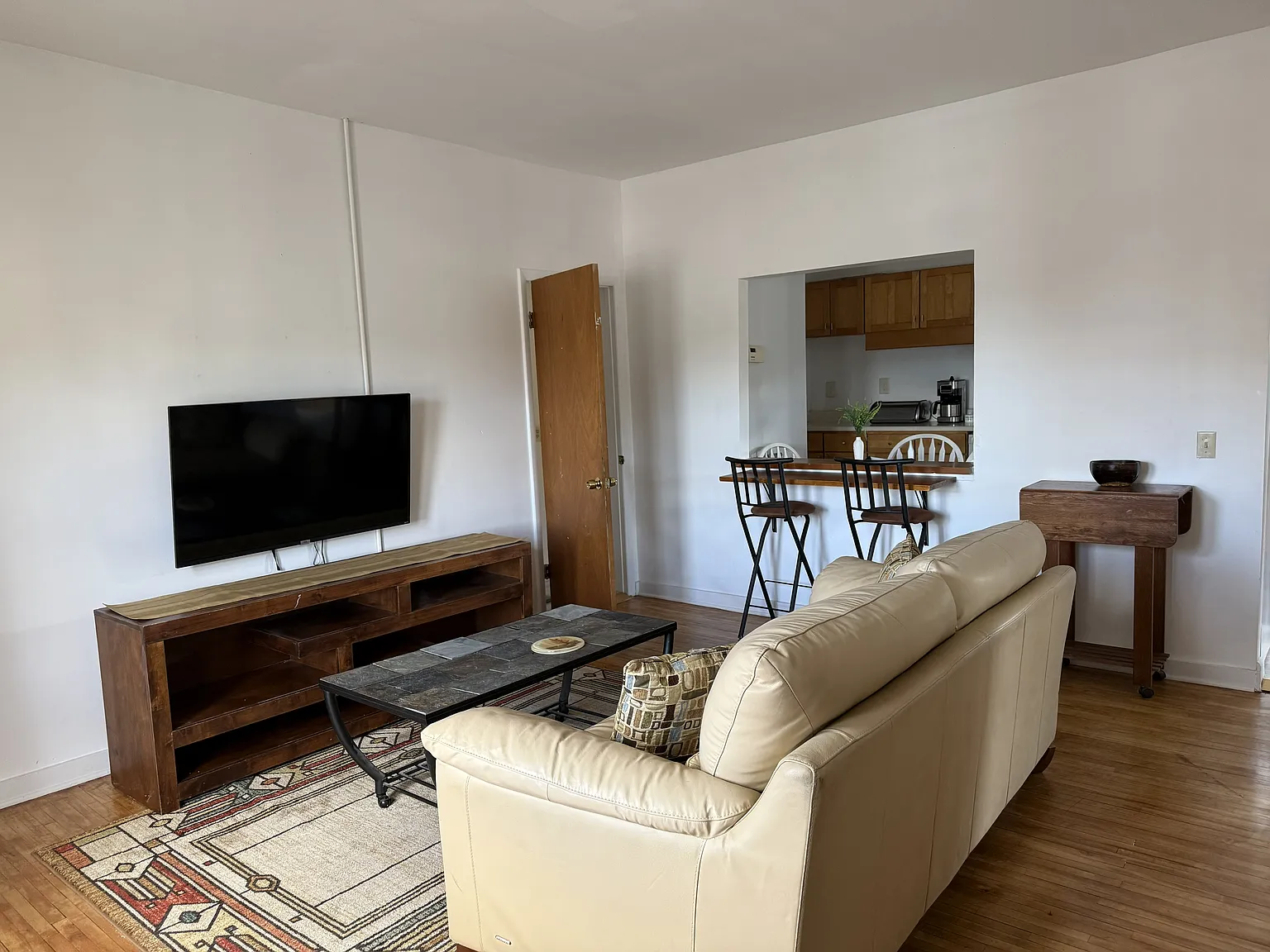 2 bed, 800 sqft, $1,900 — Photo 1