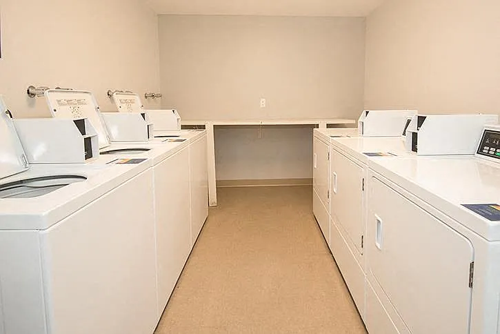 Royal Oaks Apartments — Photo 9