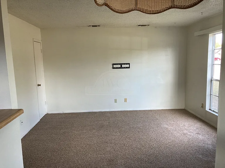 2103 Robert E Lee Dr — Photo 7