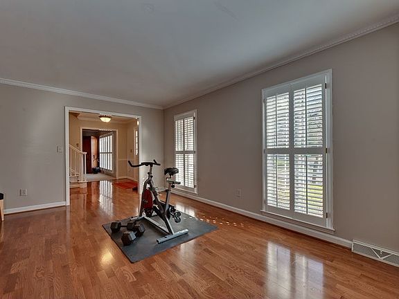 3rd image of 9604 Whitethorn Dr